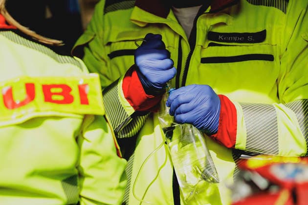 Simulierte notaerztliche Versorgung durch einen Notfallsanitaeter im Rahmen einer Bundeswehr-Uebung in Stendal, 29.09.2026. Stendal Deutschland Copyright: xFlorianxGaertnerx
