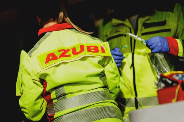 Simulierte notaerztliche Versorgung durch einen Notfallsanitaeter im Rahmen einer Bundeswehr-Uebung in Stendal, 29.09.2026. Stendal Deutschland Copyright: xFlorianxGaertnerx