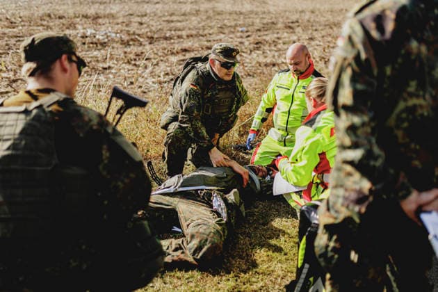 Soldaten und Notfallsanitaeter versorgen einen Soldaten nach einem simulierten Autounfall, aufgenommen im Rahmen der Uebung (Vigilant Roland II) der Heimatschutzdivision der Bundeswehr im oeffentlichen Raum in Stendal, 29.09.2026. Im Rahmen der Uebung trainieren die Soldaten und Soldatinnen unter anderem die Versorgung nach einem Autounfall und das Verhindern von Ausspaehversuchen feindlicher Kraefte. Stendal Deutschland Copyright: xFlorianxGaertnerx