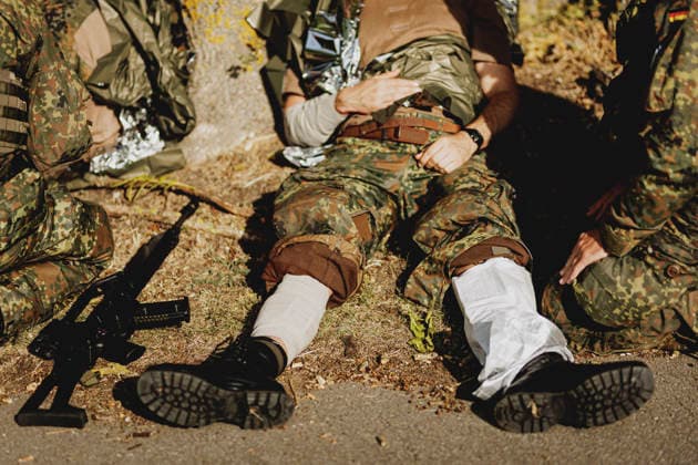 Aerztliche Versorgung von Soldaten nach einem simulierten Autounfall, aufgenommen im Rahmen der Uebung (Vigilant Roland II) der Heimatschutzdivision der Bundeswehr im oeffentlichen Raum in Stendal, 29.09.2026. Im Rahmen der Uebung trainieren die Soldaten und Soldatinnen unter anderem die Versorgung nach einem Autounfall sowie das Verhindern von Ausspaehversuchen feindlicher Kraefte. Stendal Deutschland Copyright: xFlorianxGaertnerx