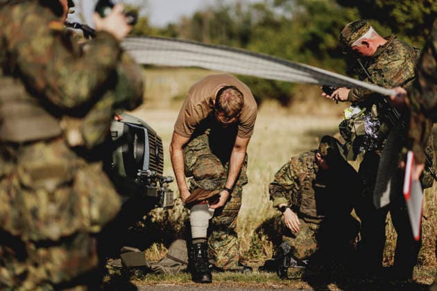 Aerztliche Versorgung von Soldaten nach einem simulierten Autounfall, aufgenommen im Rahmen der Uebung (Vigilant Roland II) der Heimatschutzdivision der Bundeswehr im oeffentlichen Raum in Stendal, 29.09.2026. Im Rahmen der Uebung trainieren die Soldaten und Soldatinnen unter anderem die Versorgung nach einem Autounfall und das Verhindern von Ausspaehversuchen feindlicher Kraefte. Stendal Deutschland Copyright: xFlorianxGaertnerx