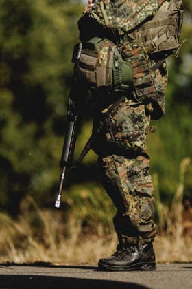 Ein Soldat mit Waffe, aufgenommen im Rahmen der Uebung (Vigilant Roland II) der Heimatschutzdivision der Bundeswehr im oeffentlichen Raum in Stendal, 29.09.2026. Im Rahmen der Uebung trainieren die Soldaten und Soldatinnen unter anderem die Versorgung nach einem Autounfall sowie das Verhindern von Ausspaehversuchen feindlicher Kraefte. Stendal Deutschland Copyright: xFlorianxGaertnerx