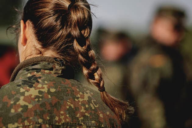 Bundeswehr bekommt Problem um sexuelles Fehlverhalten nicht in den Griff, Symbolbilder Eine Soldatin mit Zopf, aufgenommen im Rahmen der Uebung (Vigilant Roland II) der Heimatschutzdivision der Bundeswehr im oeffentlichen Raum in Stendal, 29.09.2026. Im Rahmen der Uebung trainieren die Soldaten und Soldatinnen unter anderem die Versorgung nach einem Autounfall sowie das Verhindern von Ausspaehversuchen feindlicher Kraefte. Stendal Deutschland Copyright: xFlorianxGaertnerx