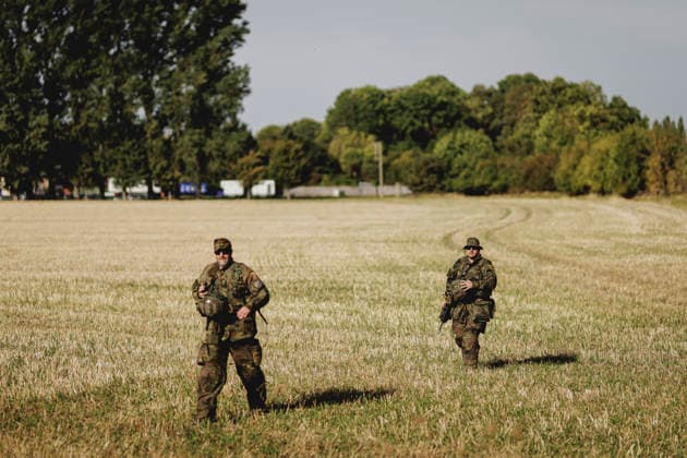 Zwei Soldaten auf einem Feld, aufgenommen im Rahmen der Uebung (Vigilant Roland II) der Heimatschutzdivision der Bundeswehr im oeffentlichen Raum in Stendal, 29.09.2026. Im Rahmen der Uebung trainieren die Soldaten und Soldatinnen unter anderem die Versorgung nach einem Autounfall sowie das Verhindern von Ausspaehversuchen feindlicher Kraefte. Stendal Deutschland Copyright: xFlorianxGaertnerx