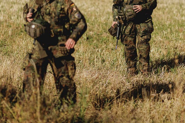 Zwei Soldaten auf einem Feld, aufgenommen im Rahmen der Uebung (Vigilant Roland II) der Heimatschutzdivision der Bundeswehr im oeffentlichen Raum in Stendal, 29.09.2026. Im Rahmen der Uebung trainieren die Soldaten und Soldatinnen unter anderem die Versorgung nach einem Autounfall sowie das Verhindern von Ausspaehversuchen feindlicher Kraefte. Stendal Deutschland Copyright: xFlorianxGaertnerx
