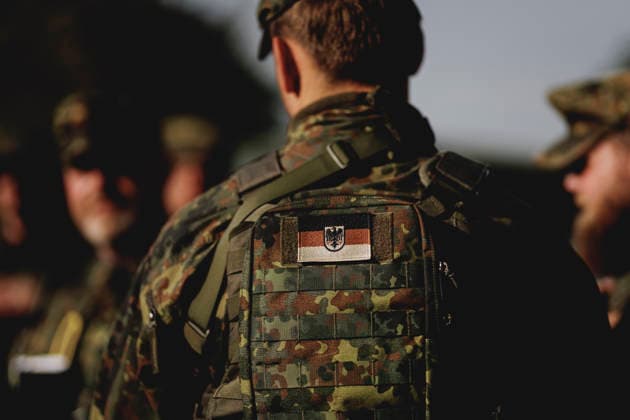 Ein Badge in Form einer Deutschlandflagge, aufgenommen im Rahmen der Uebung (Vigilant Roland II) der Heimatschutzdivision der Bundeswehr im oeffentlichen Raum in Stendal, 29.09.2026. Im Rahmen der Uebung trainieren die Soldaten und Soldatinnen unter anderem die Versorgung nach einem Autounfall sowie das Verhindern von Ausspaehversuchen feindlicher Kraefte. Stendal Deutschland Copyright: xFlorianxGaertnerx