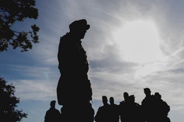 Silhouette von Soldaten, aufgenommen im Rahmen der Uebung (Vigilant Roland II) der Heimatschutzdivision der Bundeswehr im oeffentlichen Raum in Stendal, 29.09.2026. Im Rahmen der Uebung trainieren die Soldaten und Soldatinnen unter anderem die Versorgung nach einem Autounfall sowie das Verhindern von Ausspaehversuchen feindlicher Kraefte. Stendal Deutschland Copyright: xFlorianxGaertnerx