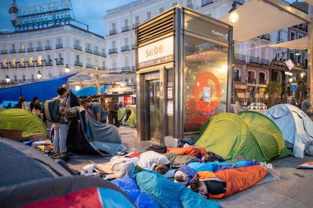 September 29, 2026, Madrid, Spain: Housing activists sleep outdoors in sleeping bags around tents in Madrid..Fourth day of the encampment at Madrid s Puerta del Sol. Hundreds of tents remain set up by housing activists who organized the occupation of the square in response to the eviction of MaricarmenÃ¢â‚¬a woman in her eightiesÃ¢â‚¬from her home by a vulture fund. Madrid Spain - ZUMAs197 20260929_aaa_s197_304 Copyright: xDavidxCanalesx