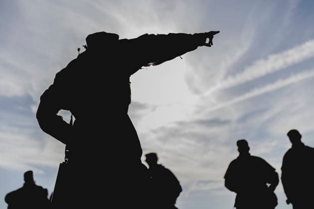 Silhouette von Soldaten, aufgenommen im Rahmen der Uebung (Vigilant Roland II) der Heimatschutzdivision der Bundeswehr im oeffentlichen Raum in Stendal, 29.09.2026. Im Rahmen der Uebung trainieren die Soldaten und Soldatinnen unter anderem die Versorgung nach einem Autounfall sowie das Verhindern von Ausspaehversuchen feindlicher Kraefte. Stendal Deutschland Copyright: xFlorianxGaertnerx