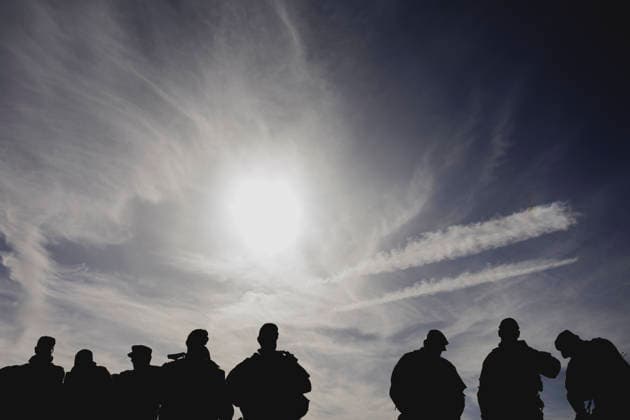 Silhouette von Soldaten, aufgenommen im Rahmen der Uebung (Vigilant Roland II) der Heimatschutzdivision der Bundeswehr im oeffentlichen Raum in Stendal, 29.09.2026. Im Rahmen der Uebung trainieren die Soldaten und Soldatinnen unter anderem die Versorgung nach einem Autounfall sowie das Verhindern von Ausspaehversuchen feindlicher Kraefte. Stendal Deutschland Copyright: xFlorianxGaertnerx