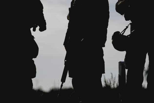 Silhouette von Soldaten, aufgenommen im Rahmen der Uebung (Vigilant Roland II) der Heimatschutzdivision der Bundeswehr im oeffentlichen Raum in Stendal, 29.09.2026. Im Rahmen der Uebung trainieren die Soldaten und Soldatinnen unter anderem die Versorgung nach einem Autounfall sowie das Verhindern von Ausspaehversuchen feindlicher Kraefte. Stendal Deutschland Copyright: xFlorianxGaertnerx
