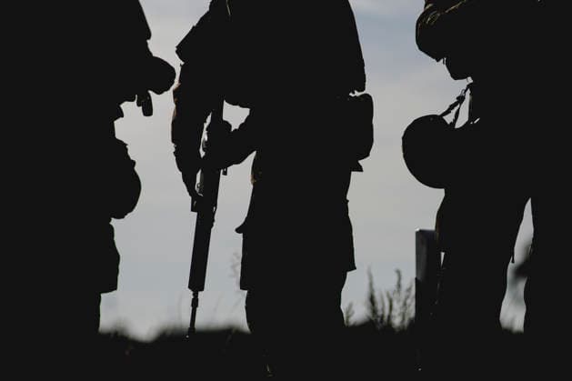 Silhouette von Soldaten, aufgenommen im Rahmen der Uebung (Vigilant Roland II) der Heimatschutzdivision der Bundeswehr im oeffentlichen Raum in Stendal, 29.09.2026. Im Rahmen der Uebung trainieren die Soldaten und Soldatinnen unter anderem die Versorgung nach einem Autounfall sowie das Verhindern von Ausspaehversuchen feindlicher Kraefte. Stendal Deutschland Copyright: xFlorianxGaertnerx