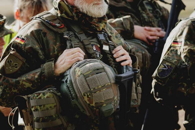 Aelterer Soldat mit Bart, aufgenommen im Rahmen der Uebung (Vigilant Roland II) der Heimatschutzdivision der Bundeswehr im oeffentlichen Raum in Stendal, 29.09.2026. Im Rahmen der Uebung trainieren die Soldaten und Soldatinnen unter anderem die Versorgung nach einem Autounfall sowie das Verhindern von Ausspaehversuchen feindlicher Kraefte. Stendal Deutschland Copyright: xFlorianxGaertnerx