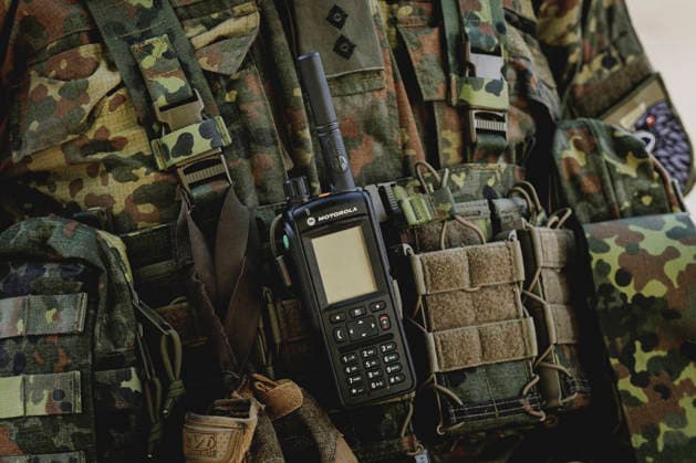 Funkgeraet an der Ausruestung eines Soldaten, aufgenommen im Rahmen der Uebung (Vigilant Roland II) der Heimatschutzdivision der Bundeswehr im oeffentlichen Raum in Stendal, 29.09.2026. Im Rahmen der Uebung trainieren die Soldaten und Soldatinnen unter anderem die Versorgung nach einem Autounfall sowie das Verhindern von Ausspaehversuchen feindlicher Kraefte. Stendal Deutschland Copyright: xFlorianxGaertnerx