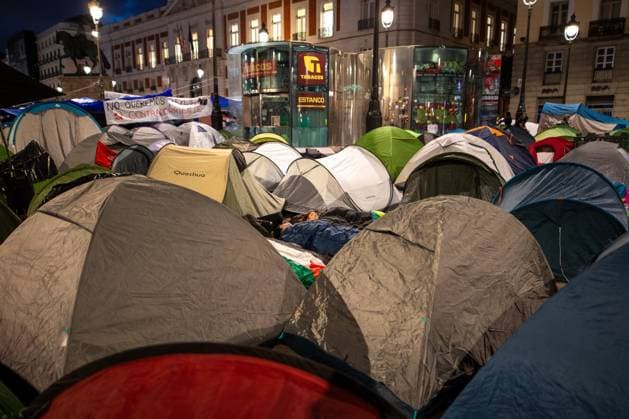 September 29, 2026, Madrid, Spain: Housing activists sleep outdoors in sleeping bags around tents in Madrid..Fourth day of the encampment at Madrid s Puerta del Sol. Hundreds of tents remain set up by housing activists who organized the occupation of the square in response to the eviction of MaricarmenÃ¢â‚¬a woman in her eightiesÃ¢â‚¬from her home by a vulture fund. Madrid Spain - ZUMAs197 20260929_aaa_s197_297 Copyright: xDavidxCanalesx