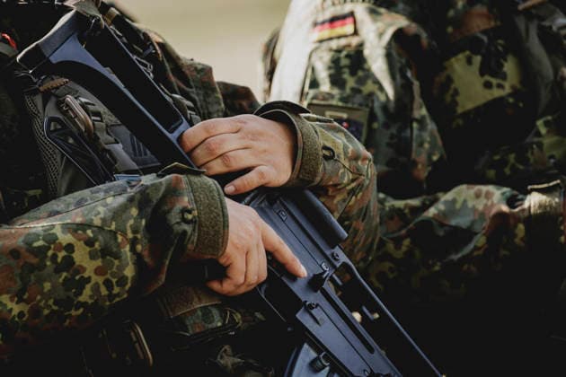 Soldaten mit Waffe, aufgenommen im Rahmen der Uebung (Vigilant Roland II) der Heimatschutzdivision der Bundeswehr im oeffentlichen Raum in Stendal, 29.09.2026. Im Rahmen der Uebung trainieren die Soldaten und Soldatinnen unter anderem die Versorgung nach einem Autounfall sowie das Verhindern von Ausspaehversuchen feindlicher Kraefte. Stendal Deutschland Copyright: xFlorianxGaertnerx