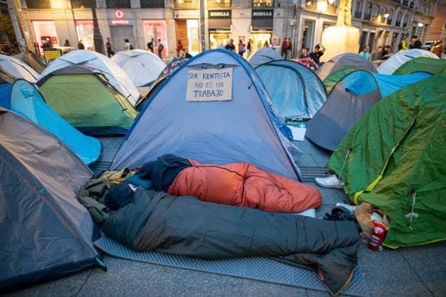 September 29, 2026, Madrid, Spain: Housing activists sleep outdoors in sleeping bags around tents in Madrid..Fourth day of the encampment at Madrid s Puerta del Sol. Hundreds of tents remain set up by housing activists who organized the occupation of the square in response to the eviction of MaricarmenÃ¢â‚¬a woman in her eightiesÃ¢â‚¬from her home by a vulture fund. Madrid Spain - ZUMAs197 20260929_aaa_s197_301 Copyright: xDavidxCanalesx