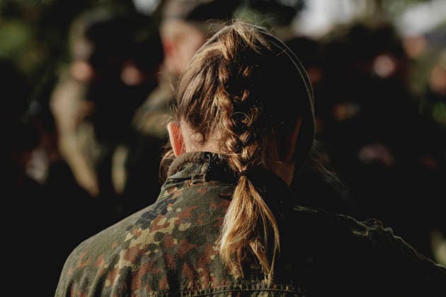 Eine Soldatin mit Zopf, aufgenommen im Rahmen der Uebung (Vigilant Roland II) der Heimatschutzdivision der Bundeswehr im oeffentlichen Raum in Stendal, 29.09.2026. Im Rahmen der Uebung trainieren die Soldaten und Soldatinnen unter anderem die Versorgung nach einem Autounfall sowie das Verhindern von Ausspaehversuchen feindlicher Kraefte. Stendal Deutschland Copyright: xFlorianxGaertnerx