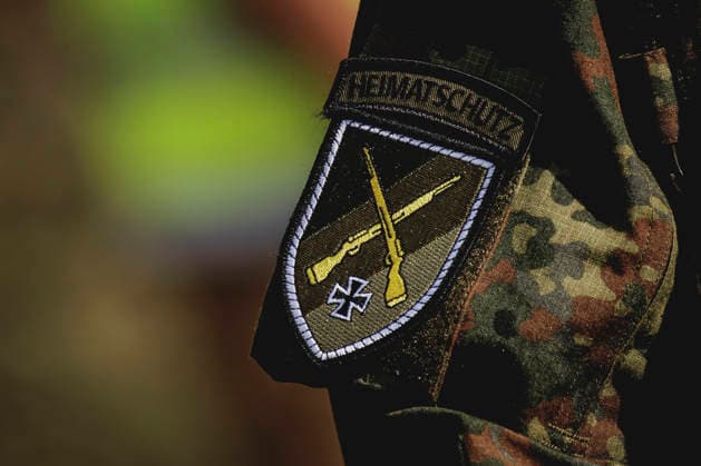 Badge Heimatschutz an der Uniform eines Soldaten, aufgenommen im Rahmen der Uebung (Vigilant Roland II) der Heimatschutzdivision der Bundeswehr im oeffentlichen Raum in Stendal, 29.09.2026. Im Rahmen der Uebung trainieren die Soldaten und Soldatinnen unter anderem die Versorgung nach einem Autounfall sowie das Verhindern von Ausspaehversuchen feindlicher Kraefte. Stendal Deutschland Copyright: xFlorianxGaertnerx