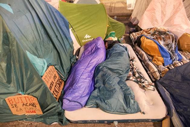 September 29, 2026, Madrid, Spain: Housing activists sleep outdoors in sleeping bags around tents in Madrid..Fourth day of the encampment at Madrid s Puerta del Sol. Hundreds of tents remain set up by housing activists who organized the occupation of the square in response to the eviction of MaricarmenÃ¢â‚¬a woman in her eightiesÃ¢â‚¬from her home by a vulture fund. Madrid Spain - ZUMAs197 20260929_aaa_s197_288 Copyright: xDavidxCanalesx