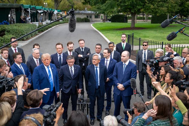 September 29, 2026, Washington, District Of Coulmbia, United States: President DONALD TRUMP speaks to reporters during a surprise gaggle with technology CEOs at the White House following a meeting focused on artificial intelligence. Washington United States - ZUMAk206 20260929_znp_k206_014 Copyright: xMattxKaminskyx
