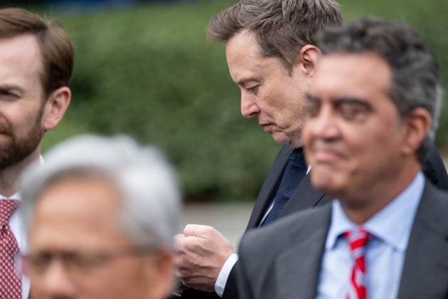 September 29, 2026, Washington, District Of Coulmbia, United States: ELON MUSK looks at his phone as President DONALD TRUMP speaks to reporters during a surprise gaggle with technology executives at the White House. Washington United States - ZUMAk206 20260929_znp_k206_015 Copyright: xMattxKaminskyx