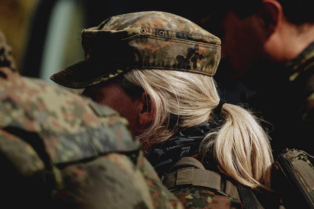 Bundeswehr bekommt Problem um sexuelles Fehlverhalten nicht in den Griff, Symbolbilder Eine Soldatin mit Zopf, aufgenommen im Rahmen der Uebung (Vigilant Roland II) der Heimatschutzdivision der Bundeswehr im oeffentlichen Raum in Doebbelin, 29.09.2026. Im Rahmen der Uebung trainieren die Soldaten und Soldatinnen unter anderem die Versorgung nach einem Autounfall sowie das Verhindern von Ausspaehversuchen feindlicher Kraefte. Doebbelin Deutschland Copyright: xFlorianxGaertnerx