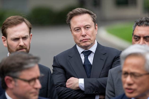 September 29, 2026, Washington, District Of Coulmbia, United States: ELON MUSK stands in the background as President DONALD TRUMP speaks to reporters during a surprise gaggle with technology executives at the White House. Washington United States - ZUMAk206 20260929_znp_k206_004 Copyright: xMattxKaminskyx