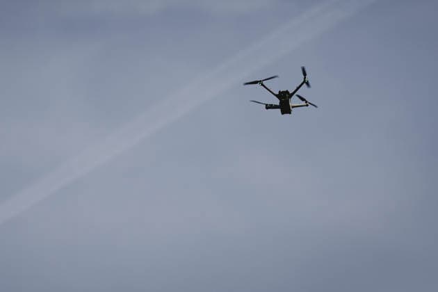 Eine Drohne fliegt vor blauem Himmel, aufgenommen im Rahmen einer Bundeswehr-Uebung in Stendal, 29.09.2026. Stendal Deutschland Copyright: xFlorianxGaertnerx