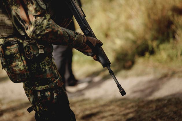 Ein Soldat haelt eine Waffe, aufgenommen im Rahmen der Uebung (Vigilant Roland II) der Heimatschutzdivision der Bundeswehr im oeffentlichen Raum in Stendal, 29.09.2026. Im Rahmen der Uebung trainieren die Soldaten und Soldatinnen unter anderem die Versorgung nach einem Autounfall und sowie das Verhindern von Ausspaehversuchen feindlicher Kraefte. Stendal Deutschland Copyright: xFlorianxGaertnerx