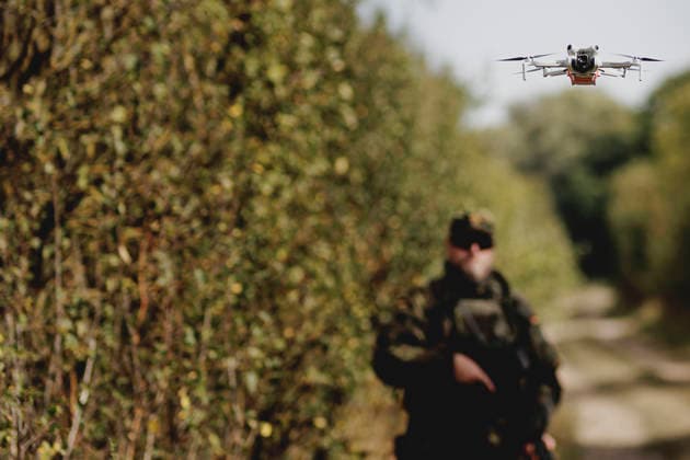 Eine Drohne wird gelandet, aufgenommen im Rahmen der Uebung (Vigilant Roland II) der Heimatschutzdivision der Bundeswehr im oeffentlichen Raum in Stendal, 29.09.2026. Im Rahmen der Uebung trainieren die Soldaten und Soldatinnen unter anderem die Versorgung nach einem Autounfall sowie das Verhindern von Ausspaehversuchen feindlicher Kraefte. Stendal Deutschland Copyright: xFlorianxGaertnerx