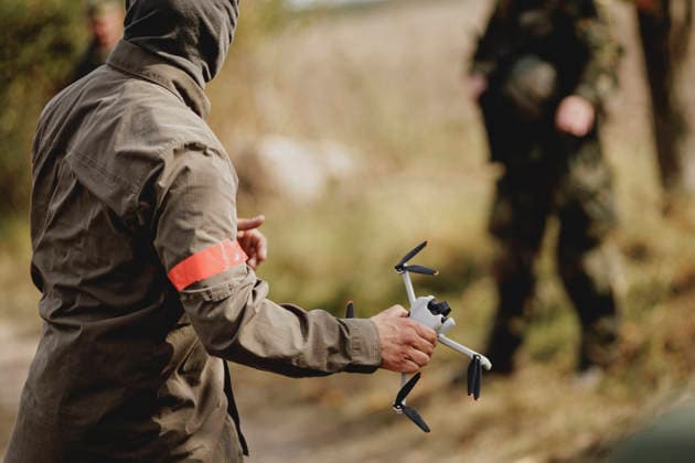 Eine Drohne wird vorgefuehrt, aufgenommen im Rahmen der Uebung (Vigilant Roland II) der Heimatschutzdivision der Bundeswehr im oeffentlichen Raum in Stendal, 29.09.2026. Im Rahmen der Uebung trainieren die Soldaten und Soldatinnen unter anderem die Versorgung nach einem Autounfall und sowie das Verhindern von Ausspaehversuchen feindlicher Kraefte. Stendal Deutschland Copyright: xFlorianxGaertnerx