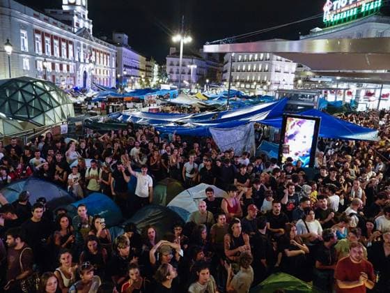 September 29, 2026, Madrid, Madrid, Spain: MADRID, SPAIN - SEPTEMBER 29: Thousands of people gather at Puerta del Sol, seat of the Presidency of the Community of Madrid, on the fourth day of an encampment protesting Spain s housing crisis, on September 29, 2026. Demonstrators announce they will remain at the site until rental conditions improve and the housing shortage is addressed. Madrid Spain - ZUMAh199 20260929_zip_h199_007 Copyright: xAaronxHerediax