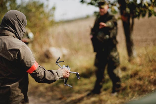 Eine Drohne wird vorgefuehrt, aufgenommen im Rahmen der Uebung (Vigilant Roland II) der Heimatschutzdivision der Bundeswehr im oeffentlichen Raum in Stendal, 29.09.2026. Im Rahmen der Uebung trainieren die Soldaten und Soldatinnen unter anderem die Versorgung nach einem Autounfall und sowie das Verhindern von Ausspaehversuchen feindlicher Kraefte. Stendal Deutschland Copyright: xFlorianxGaertnerx