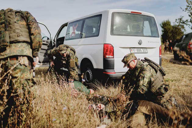 Soldaten agieren nach einem simulierten, bewaffneten Ueberfall, aufgenommen im Rahmen der Uebung (Vigilant Roland II) der Heimatschutzdivision der Bundeswehr im oeffentlichen Raum in Stendal, 29.09.2026. Im Rahmen der Uebung trainieren die Soldaten und Soldatinnen unter anderem die Versorgung nach einem Autounfall sowie das Verhindern von Ausspaehversuchen feindlicher Kraefte. Stendal Deutschland Copyright: xFlorianxGaertnerx