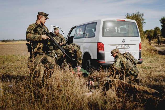 Soldaten agieren nach einem simulierten, bewaffneten Ueberfall, aufgenommen im Rahmen der Uebung (Vigilant Roland II) der Heimatschutzdivision der Bundeswehr im oeffentlichen Raum in Stendal, 29.09.2026. Im Rahmen der Uebung trainieren die Soldaten und Soldatinnen unter anderem die Versorgung nach einem Autounfall sowie das Verhindern von Ausspaehversuchen feindlicher Kraefte. Stendal Deutschland Copyright: xFlorianxGaertnerx