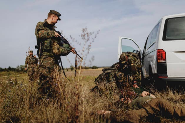 Soldaten agieren nach einem simulierten, bewaffneten Ueberfall, aufgenommen im Rahmen der Uebung (Vigilant Roland II) der Heimatschutzdivision der Bundeswehr im oeffentlichen Raum in Stendal, 29.09.2026. Im Rahmen der Uebung trainieren die Soldaten und Soldatinnen unter anderem die Versorgung nach einem Autounfall sowie das Verhindern von Ausspaehversuchen feindlicher Kraefte. Stendal Deutschland Copyright: xFlorianxGaertnerx