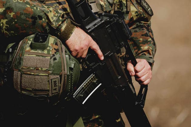 Soldat mit Finger am Abzug seiner Waffe, aufgenommen im Rahmen der Uebung (Vigilant Roland II) der Heimatschutzdivision der Bundeswehr im oeffentlichen Raum in Stendal, 29.09.2026. Im Rahmen der Uebung trainieren die Soldaten und Soldatinnen unter anderem die Versorgung nach einem Autounfall sowie das Verhindern von Ausspaehversuchen feindlicher Kraefte. Stendal Deutschland Copyright: xFlorianxGaertnerx