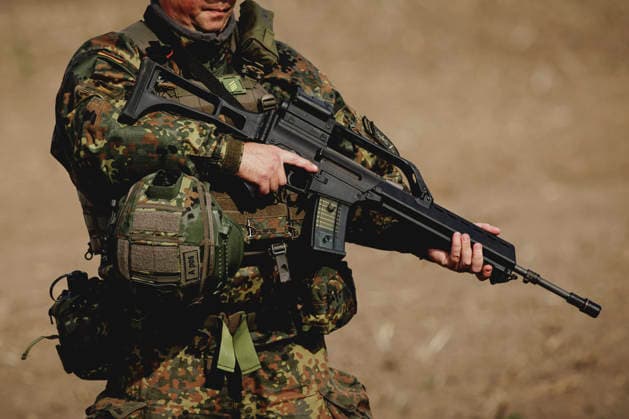 Soldat mit Finger am Abzug seiner Waffe, aufgenommen im Rahmen der Uebung (Vigilant Roland II) der Heimatschutzdivision der Bundeswehr im oeffentlichen Raum in Stendal, 29.09.2026. Im Rahmen der Uebung trainieren die Soldaten und Soldatinnen unter anderem die Versorgung nach einem Autounfall sowie das Verhindern von Ausspaehversuchen feindlicher Kraefte. Stendal Deutschland Copyright: xFlorianxGaertnerx