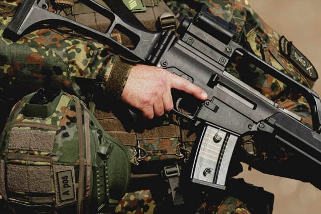 Soldat mit Finger am Abzug seiner Waffe, aufgenommen im Rahmen der Uebung (Vigilant Roland II) der Heimatschutzdivision der Bundeswehr im oeffentlichen Raum in Stendal, 29.09.2026. Im Rahmen der Uebung trainieren die Soldaten und Soldatinnen unter anderem die Versorgung nach einem Autounfall sowie das Verhindern von Ausspaehversuchen feindlicher Kraefte. Stendal Deutschland Copyright: xFlorianxGaertnerx