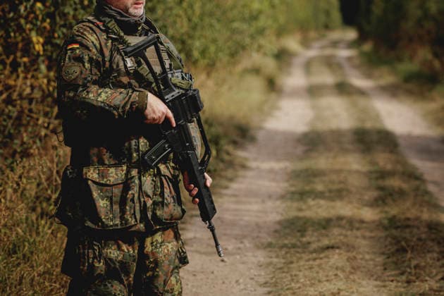 Soldat mit Finger am Abzug seiner Waffe, aufgenommen im Rahmen der Uebung (Vigilant Roland II) der Heimatschutzdivision der Bundeswehr im oeffentlichen Raum in Stendal, 29.09.2026. Im Rahmen der Uebung trainieren die Soldaten und Soldatinnen unter anderem die Versorgung nach einem Autounfall sowie das Verhindern von Ausspaehversuchen feindlicher Kraefte. Stendal Deutschland Copyright: xFlorianxGaertnerx