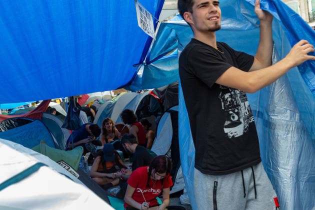 Spain: Housing protest camp in Madrid s Puerta del Sol Young people are camping out in Madrid s Puerta del Sol to protest the difficulty of accessing housing. Madrid Madrid Spain Copyright: FerxCapdeponxArroyo