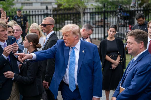 September 29, 2026, Washington, District Of Coulmbia, United States: President DONALD TRUMP speaks to reporters during a surprise gaggle with technology CEOs at the White House following a meeting focused on artificial intelligence. Washington United States - ZUMAk206 20260929_znp_k206_002 Copyright: xMattxKaminskyx