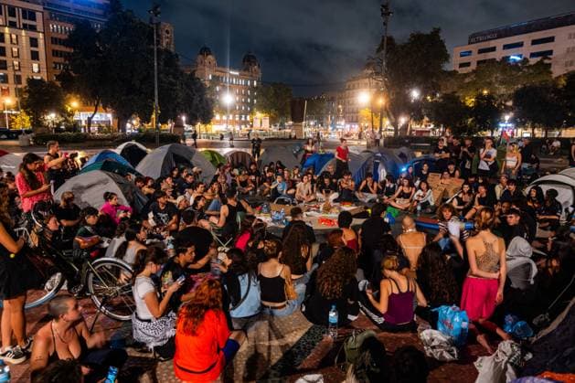 September 29, 2026, Barcelona, Barcelona, Spain: Activists set up tents during a protest encampment at PlaoÂßa de Catalunya. Around 100 people and approximately 20 tents have gathered in the central square to demand affordable housing and protest against housing insecurity, rallying in solidarity with Madrid resident Maricarmen to call for systemic housing reform and an end to evictions. Barcelona Spain - ZUMAa239 20260929_zip_a239_011 Copyright: xMarcxAsensioxClupesx