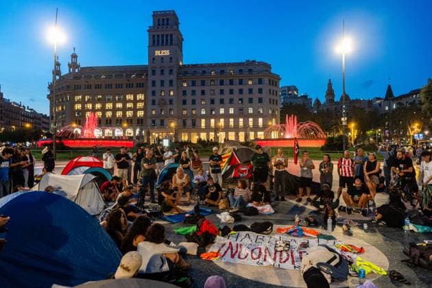 September 29, 2026, Barcelona, Barcelona, Spain: Activists set up tents during a protest encampment at PlaoÂßa de Catalunya. Around 100 people and approximately 20 tents have gathered in the central square to demand affordable housing and protest against housing insecurity, rallying in solidarity with Madrid resident Maricarmen to call for systemic housing reform and an end to evictions. Barcelona Spain - ZUMAa239 20260929_zip_a239_012 Copyright: xMarcxAsensioxClupesx