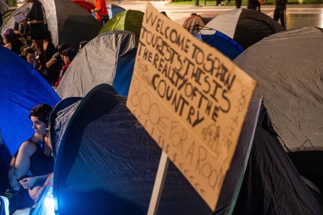 September 29, 2026, Barcelona, Barcelona, Spain: Activists set up tents during a protest encampment at PlaoÂßa de Catalunya. Around 100 people and approximately 20 tents have gathered in the central square to demand affordable housing and protest against housing insecurity, rallying in solidarity with Madrid resident Maricarmen to call for systemic housing reform and an end to evictions. Barcelona Spain - ZUMAa239 20260929_zip_a239_005 Copyright: xMarcxAsensioxClupesx