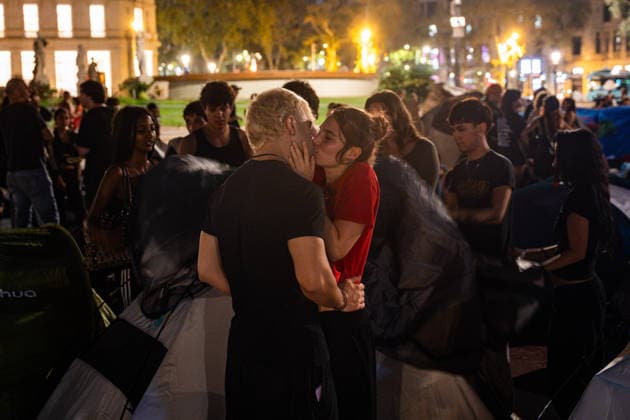 September 29, 2026, Barcelona, Barcelona, Spain: Activists set up tents during a protest encampment at PlaoÂßa de Catalunya. Around 100 people and approximately 20 tents have gathered in the central square to demand affordable housing and protest against housing insecurity, rallying in solidarity with Madrid resident Maricarmen to call for systemic housing reform and an end to evictions. Barcelona Spain - ZUMAa239 20260929_zip_a239_009 Copyright: xMarcxAsensioxClupesx