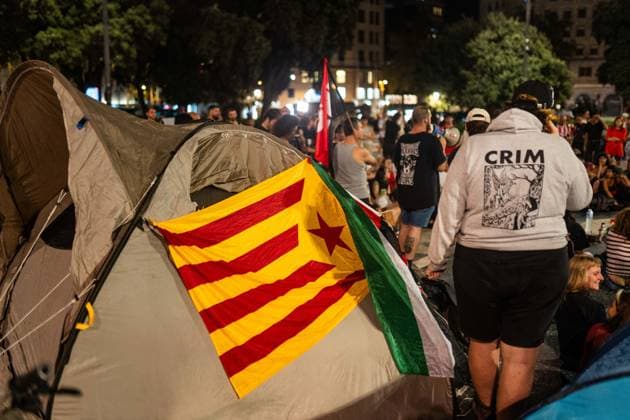 September 29, 2026, Barcelona, Barcelona, Spain: Activists set up tents during a protest encampment at PlaoÂßa de Catalunya. Around 100 people and approximately 20 tents have gathered in the central square to demand affordable housing and protest against housing insecurity, rallying in solidarity with Madrid resident Maricarmen to call for systemic housing reform and an end to evictions. Barcelona Spain - ZUMAa239 20260929_zip_a239_001 Copyright: xMarcxAsensioxClupesx