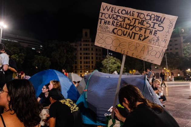 September 29, 2026, Barcelona, Barcelona, Spain: Activists set up tents during a protest encampment at PlaoÂßa de Catalunya. Around 100 people and approximately 20 tents have gathered in the central square to demand affordable housing and protest against housing insecurity, rallying in solidarity with Madrid resident Maricarmen to call for systemic housing reform and an end to evictions. Barcelona Spain - ZUMAa239 20260929_zip_a239_002 Copyright: xMarcxAsensioxClupesx