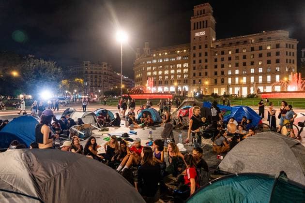 September 29, 2026, Barcelona, Barcelona, Spain: Activists set up tents during a protest encampment at PlaoÂßa de Catalunya. Around 100 people and approximately 20 tents have gathered in the central square to demand affordable housing and protest against housing insecurity, rallying in solidarity with Madrid resident Maricarmen to call for systemic housing reform and an end to evictions. Barcelona Spain - ZUMAa239 20260929_zip_a239_003 Copyright: xMarcxAsensioxClupesx